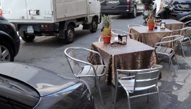 Cagliari, beffa per i ristoratori: stop a tutti i tavolini sui parcheggi per “motivi di sicurezza”