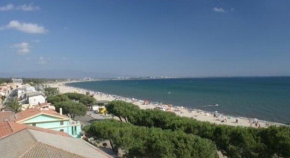 Torregrande, ferri nel bagnasciuga: spiaggia del Terzo pontile off limits
