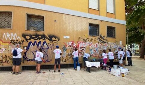 Cagliari, i vandali sfregiano le pareti della chiesa di piazza Giovanni: ripuliscono tutto i volontari