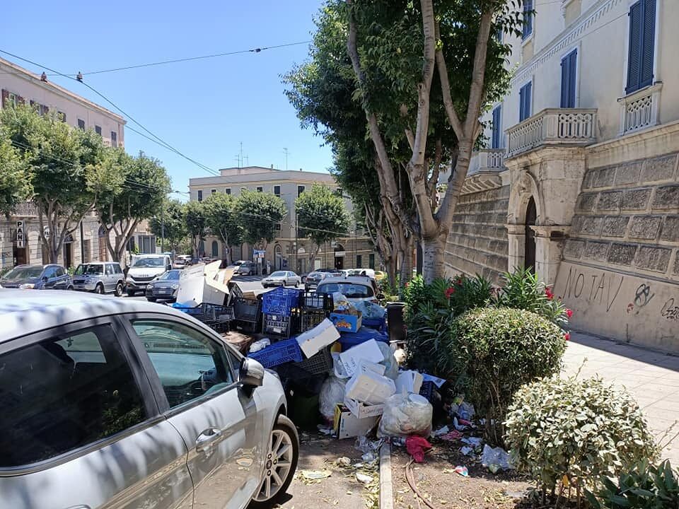 Cagliari, discarica a cielo aperto in viale Regina Margherita: “Ecco perché Truzzu perde consensi”