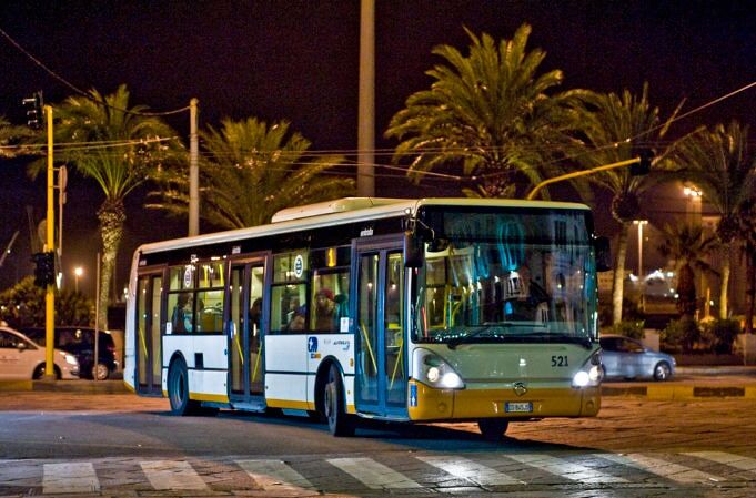Cagliari, arriva la linea Blu notte: domani la prima corsa del bus notturno per il Poetto