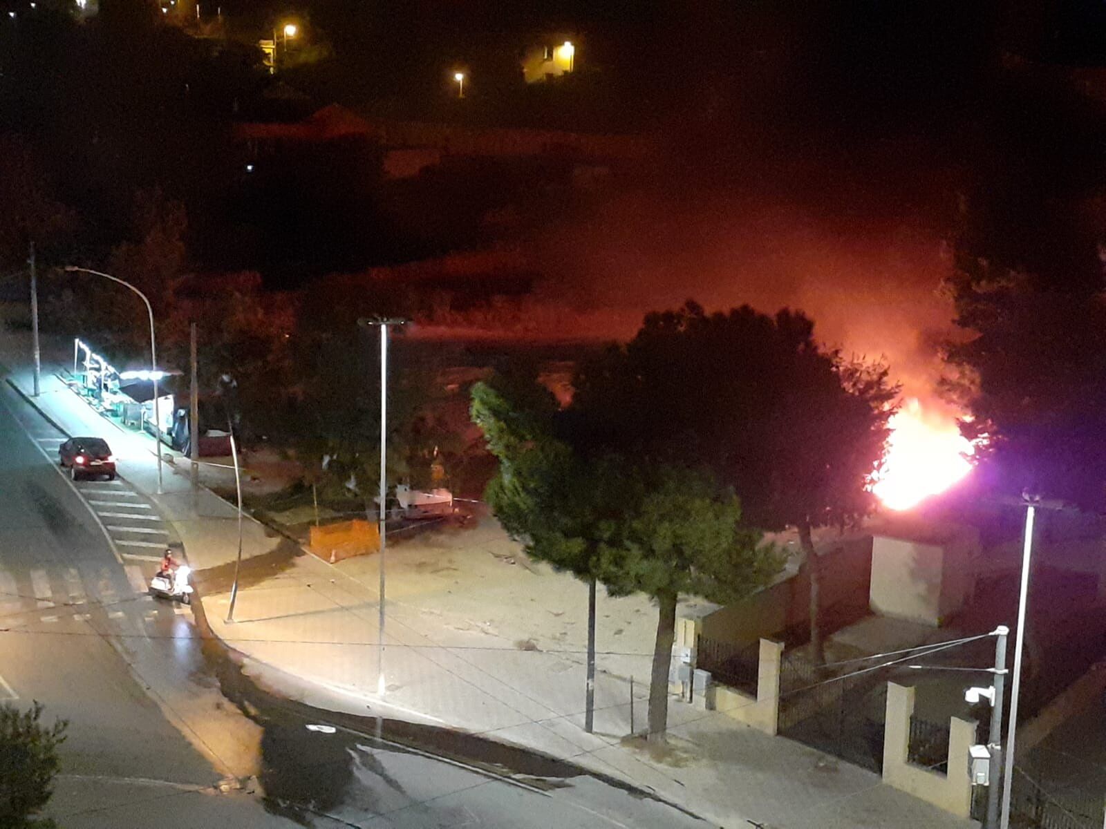 Cagliari, ancora un incendio nello sterrato di via Cadello: il caso in Consiglio Comunale