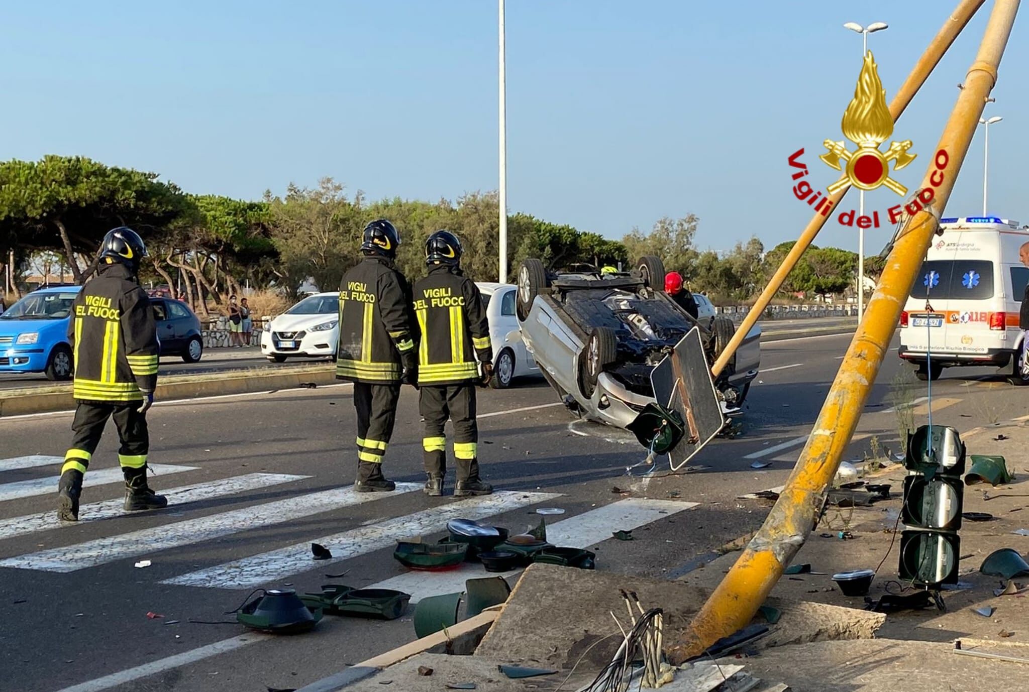 Quartu, auto colpisce il semaforo e si ribalta sul Lungomare: ferito il conducente