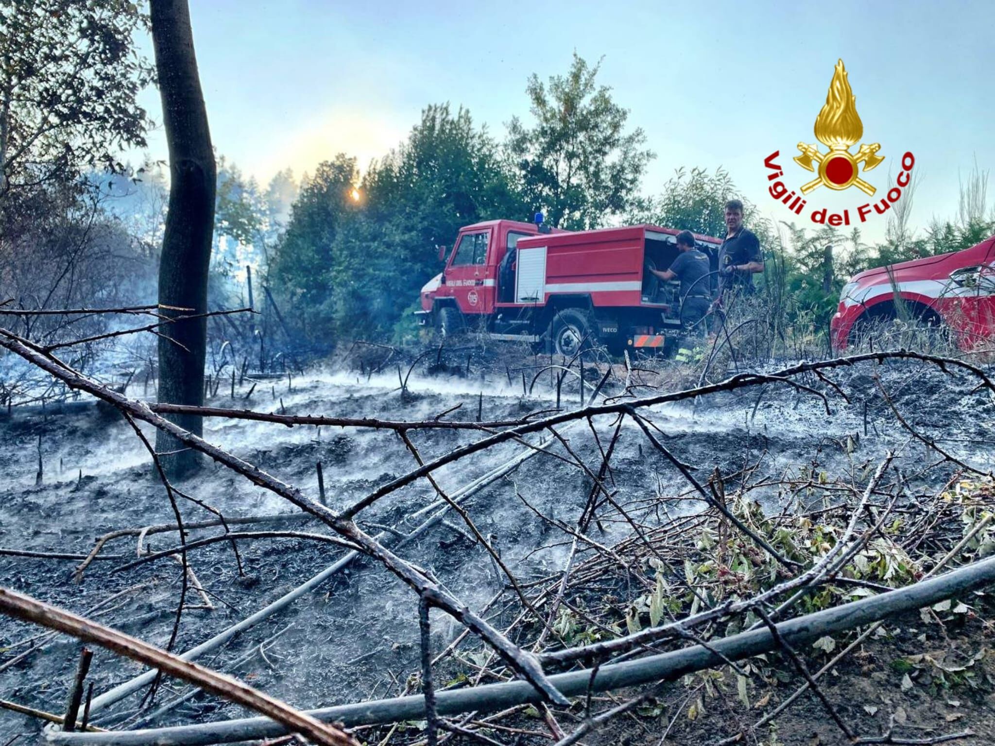 La macchina antincendi non si ferma a Ferragosto: operativi 7600 vigili del fuoco, 15 canadair e 14 elicotteri