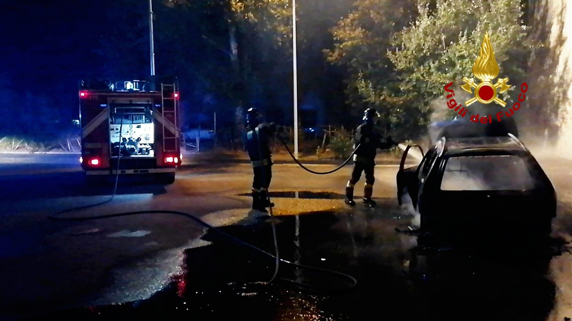 Auto in sosta in fiamme a Quartu, intervento dei vigili del fuoco nella notte