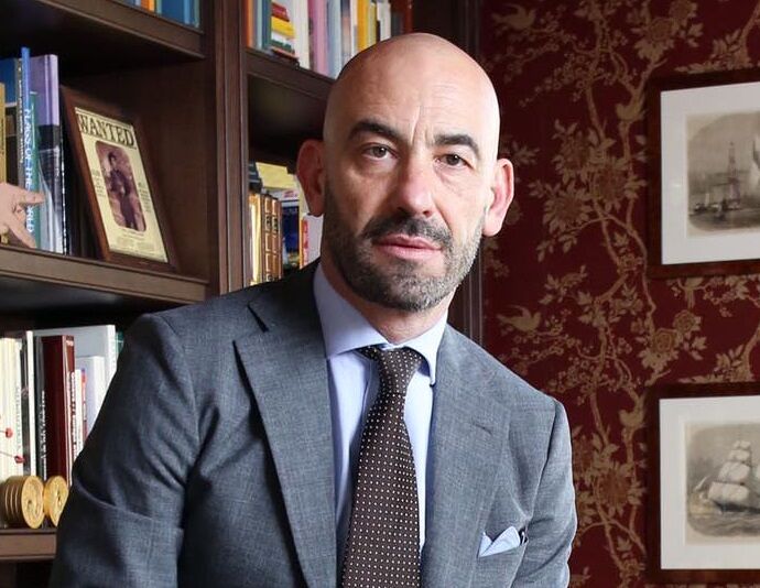 Matteo Bassetti inseguito e minacciato da un no vax