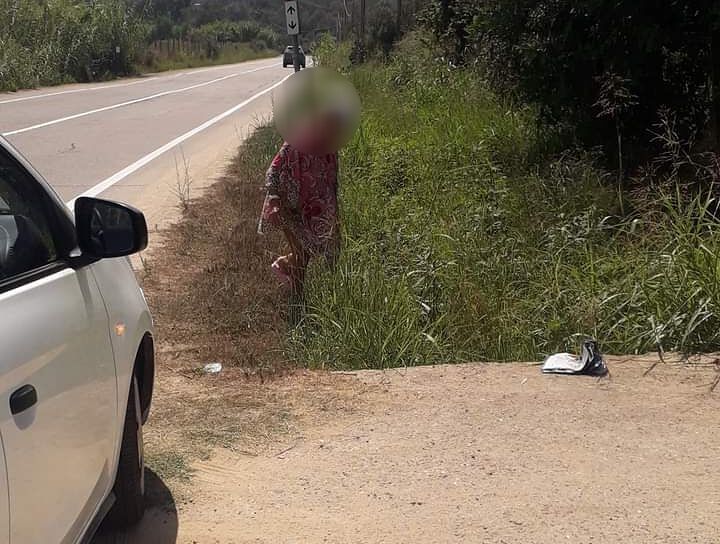 Sardegna, getta sacchi di rifiuti in un canale: turista “invitata” a ripulire