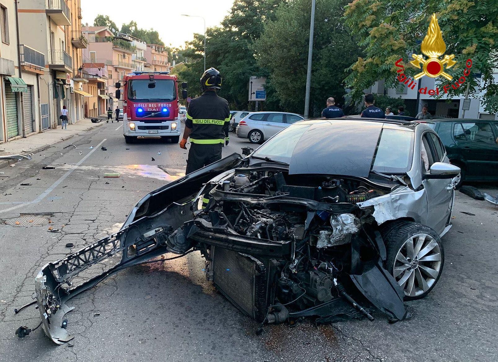 Incidente all’alba a Nuoro: due auto si scontrano, una finisce contro il muro di un locale