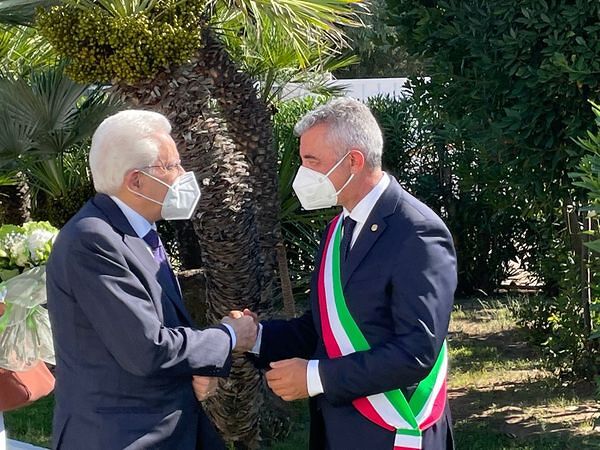 “Grande, presidente”: la Sardegna abbraccia Mattarella, in vacanza ad Alghero