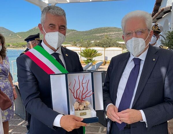 Relax e mare per Mattarella: oggi lunga gita in barca a vela a nord di Alghero