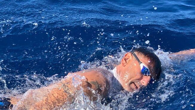 L’ultima impresa di Sorrentino: il giro di Carloforte a nuoto nel nome di Amelia