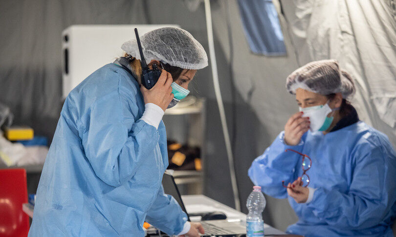 Decine di focolai, 1716 casi in 7 giorni e alta incidenza: così l’Isola rischia la zona gialla