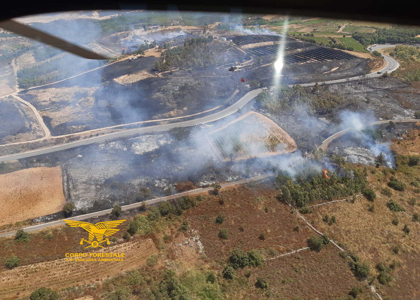 L’Isola sfregiata dal fuoco, 18 incendi inceneriscono pascoli e boschi: forestali in trincea