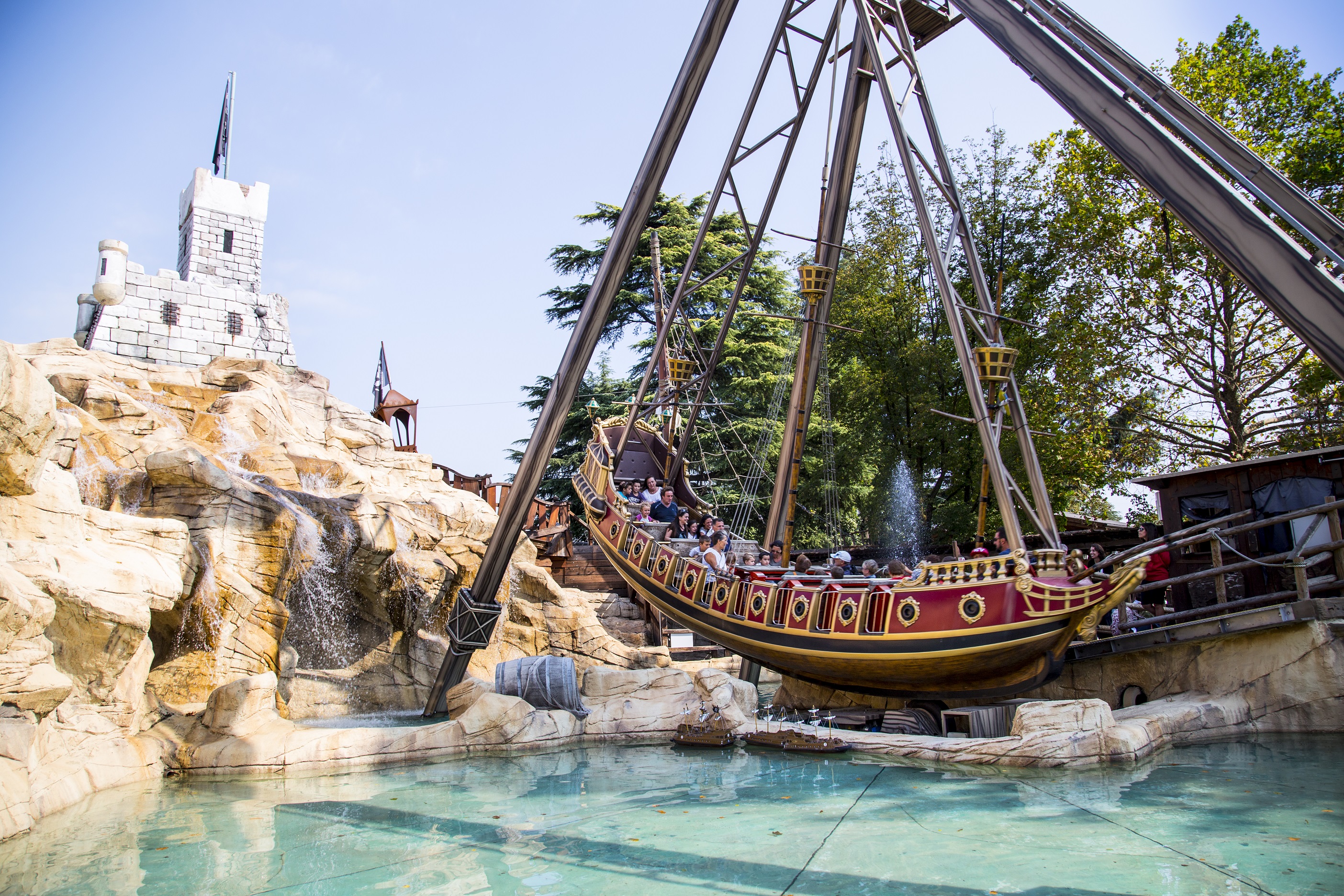 I parchi di divertimento flagellati dal green pass: “Ingressi crollati del 50 per cento”