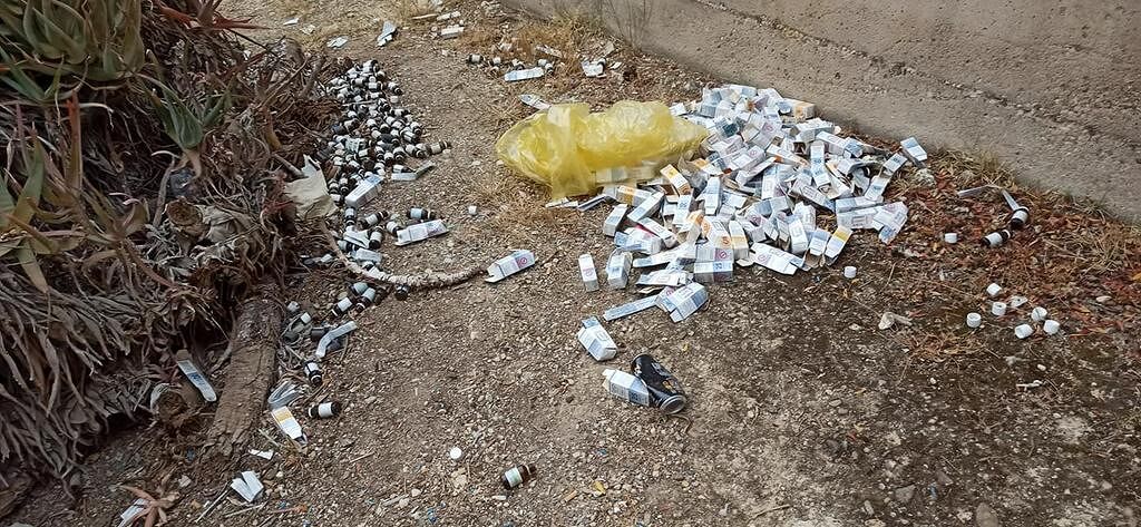 Mattonelle saltate e distesa di boccette di metadone tra i cespugli: “Ecco la vergogna di via Liguria a Cagliari”