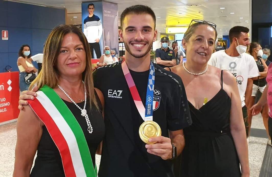 Medaglia d’oro, sorrisi e grande festa: la Sardegna abbraccia il “fulmine” Lorenzo Patta