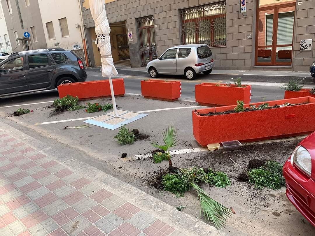 Cagliari, vandali scatenati alla luce del sole: “Piantine e fioriere distrutte a Villanova”