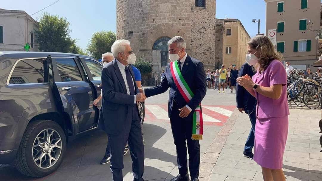 Bagno di folla e applausi ad Alghero per Mattarella all’uscita dalla messa domenicale