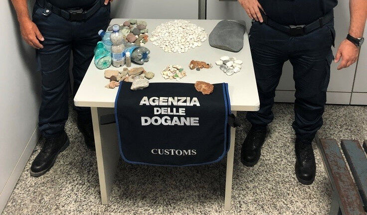 L’estate dei turisti ladri in Sardegna, spiagge pregiate depredate: valigie piene di sabbia e sassi