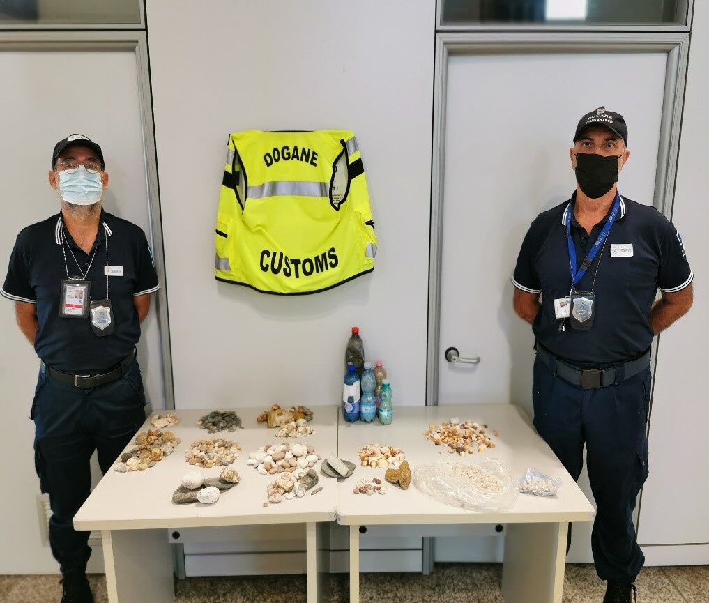 Razzia di sabbia e conchiglie dalle spiagge di Bosa e Alghero, turisti predoni incastrati: multe assicurate