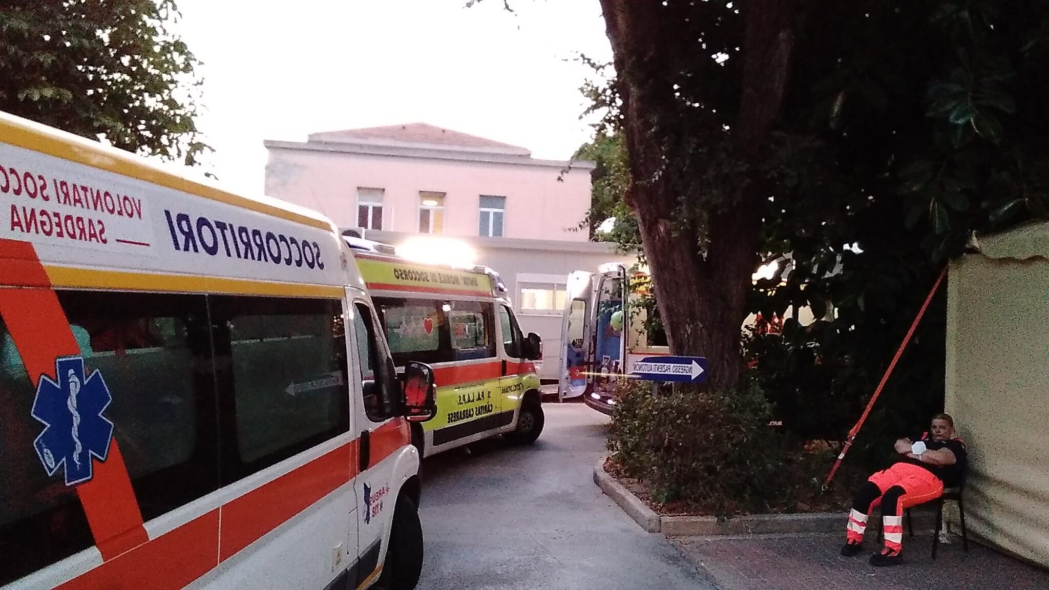 Cagliari, ritorna la “processione” di ambulanze fuori dal Ss. Trinità: “Anche cinque ore di attesa”
