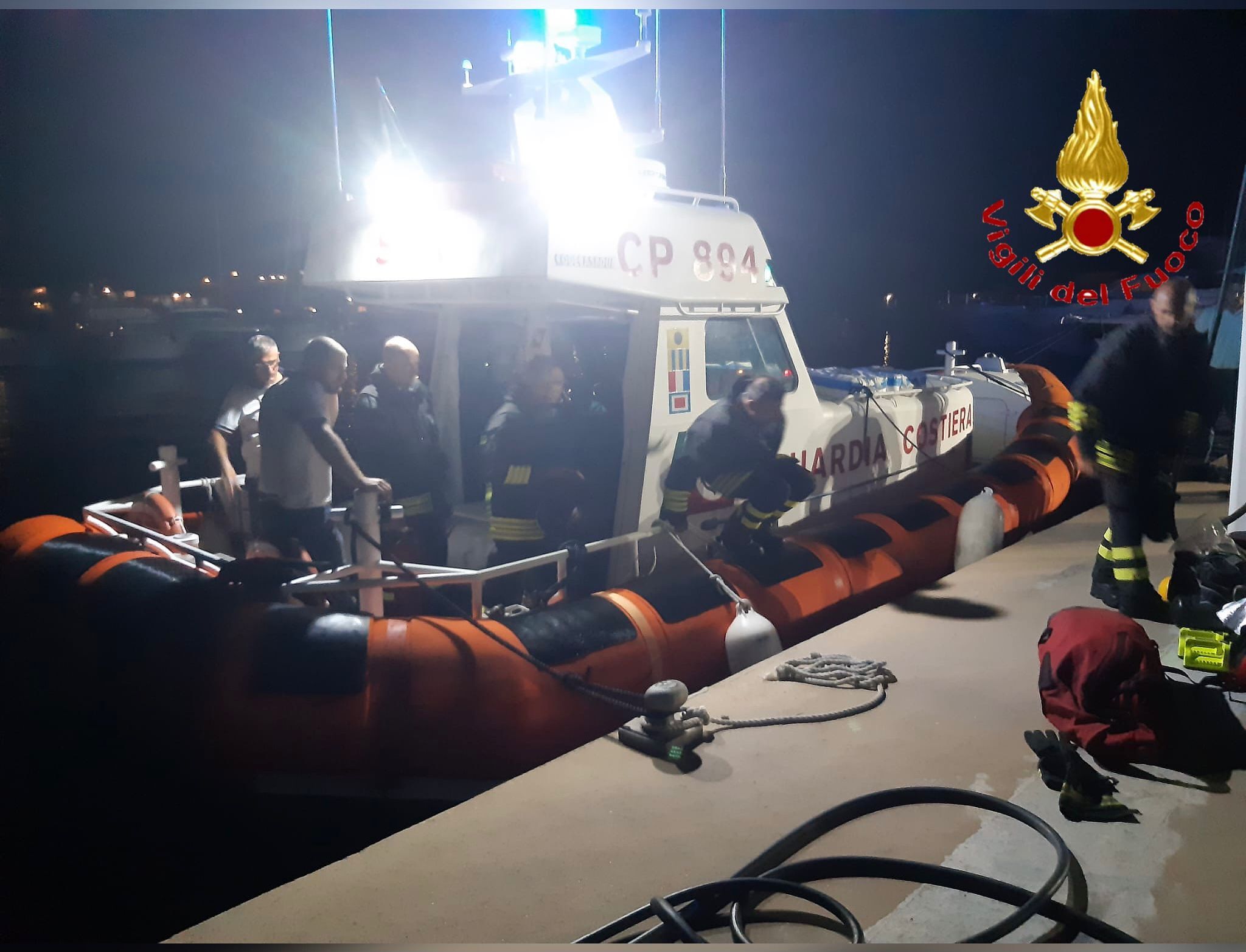 Barca in fiamme a San Teodoro, paura per 3 turisti: fatale un corto circuito