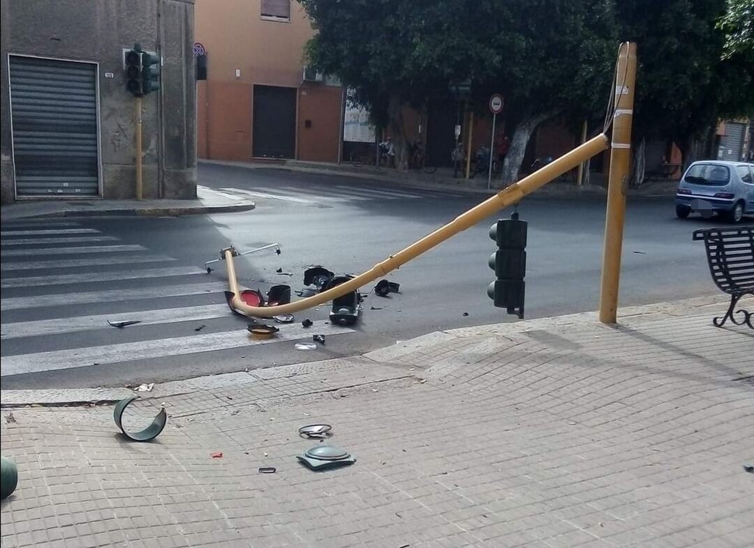 Monserrato, il forte vento butta giù un semaforo: strada deserta, tragedia evitata