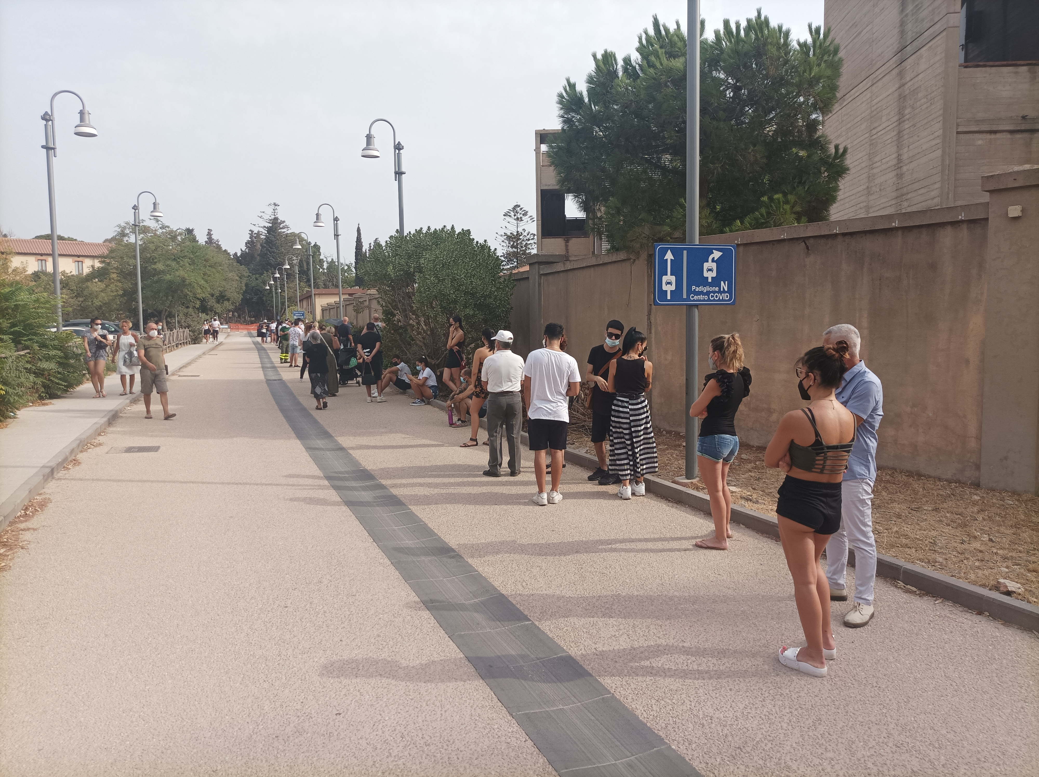 Cagliari, in fila dall’alba per il tampone: “Due ore di attesa per non perdere il turno”