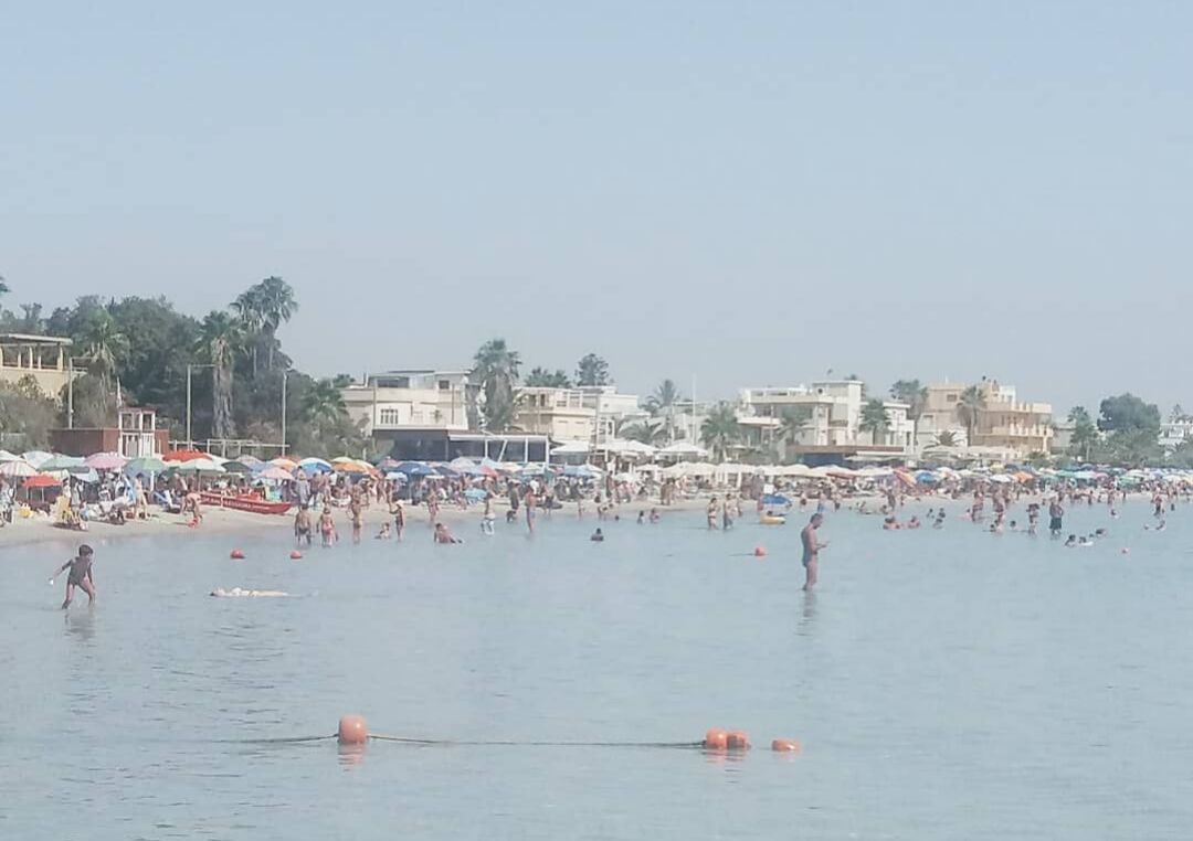 Città deserta, a Ferragosto i cagliaritani riempiono il Poetto: parcheggi sold out e distesa di ombrelloni