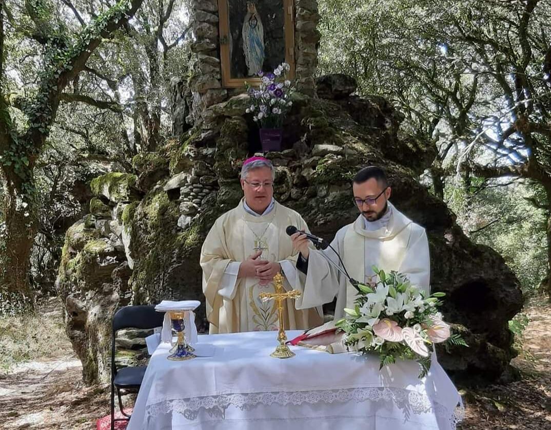 Preghiere e commozione, messa di Ferragosto speciale nel monte Arci sfregiato dagli incendi