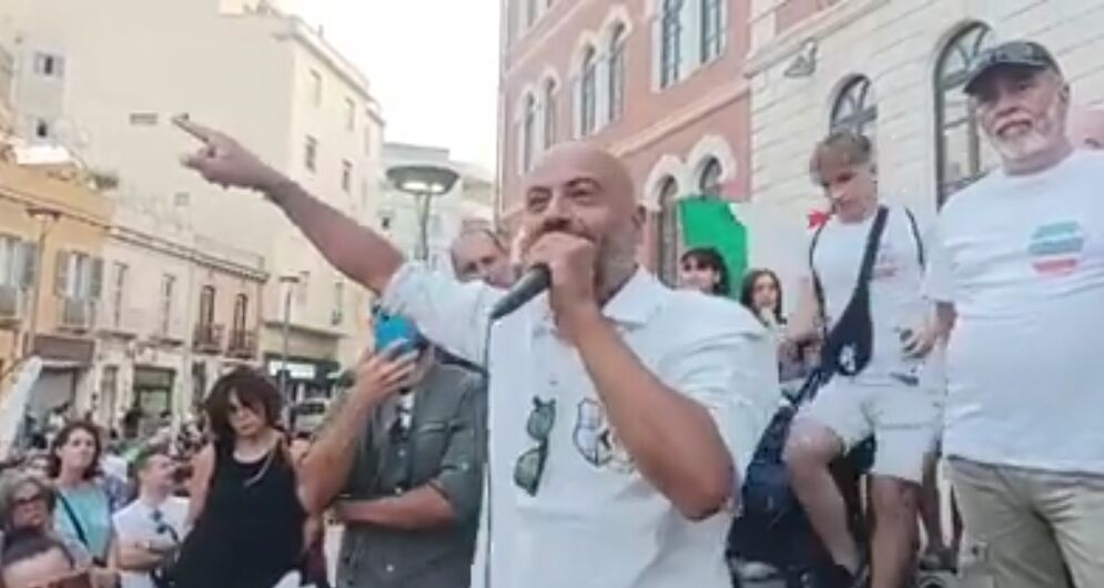 Gianluigi Paragone a Cagliari: “No green pass e vaccino di Stato, i bambini non si toccano”