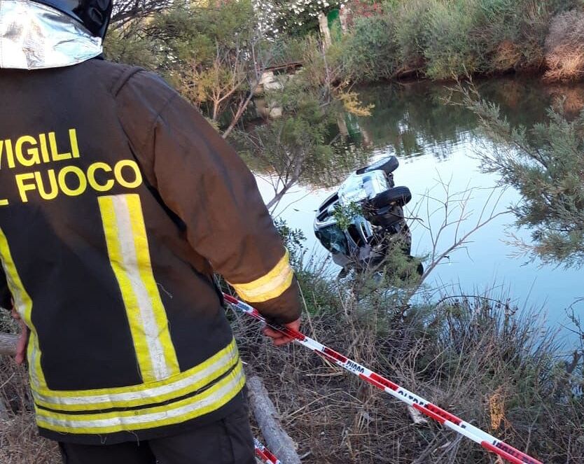 Pauroso incidente a Orosei, auto con 5 giovani sfonda la staccionata e finisce nel canale