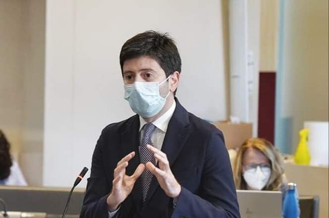 Vaccini, c’è la conferma di Speranza: “Ci sarà la terza dose, partiremo dai più fragili”