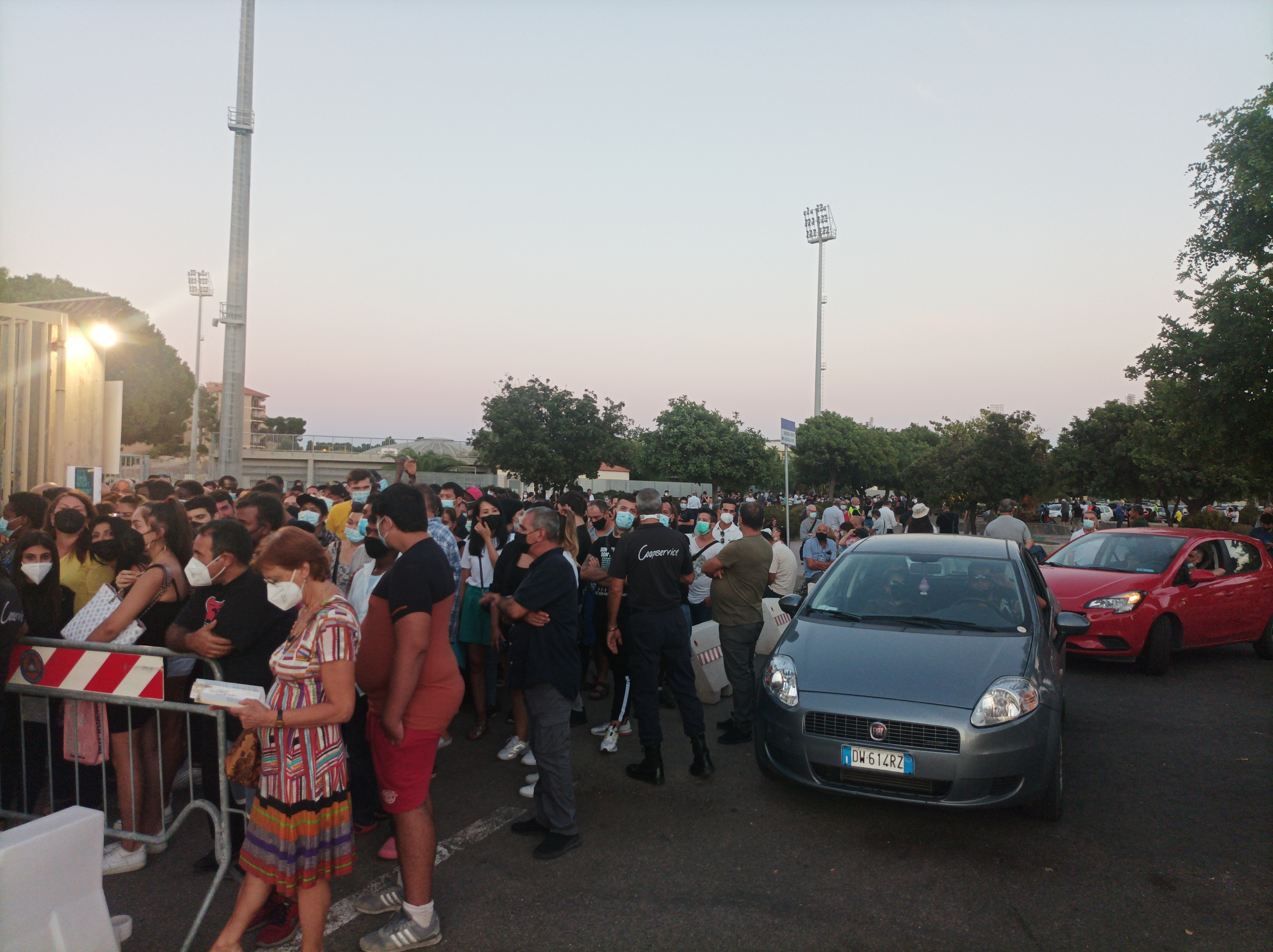 Cagliari, maxi fila di giovani e nonni per l’open night delle vaccinazioni: flop dei no vax