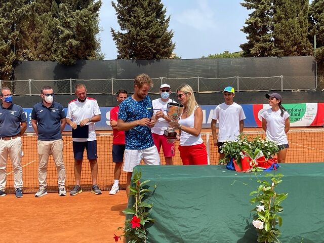 Cagliari, campionati italiani di seconda categoria di tennis: Rondoni vince lo scudetto