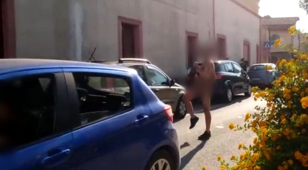 Cammina nudo a Donori per fare una “esibizione artistica”, prof di Campobasso denunciato