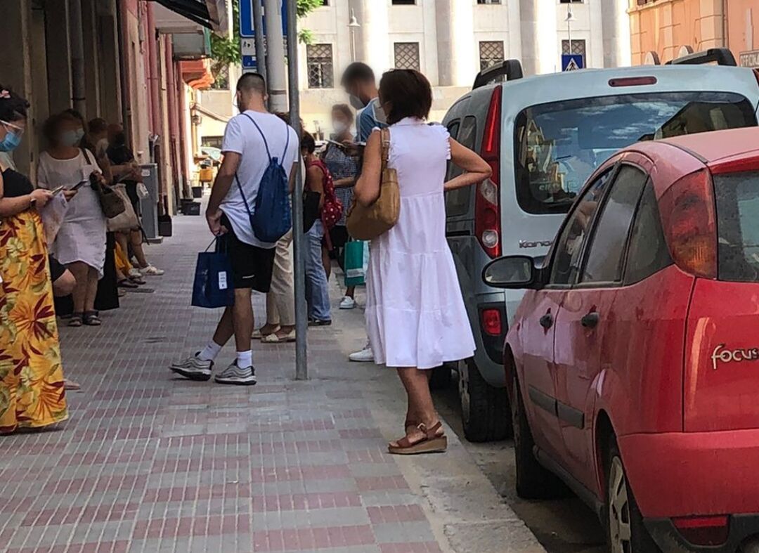 Cagliari, file interminabili in strada per fare i prelievi: “Sala d’attesa vietata perché c’è il Covid”