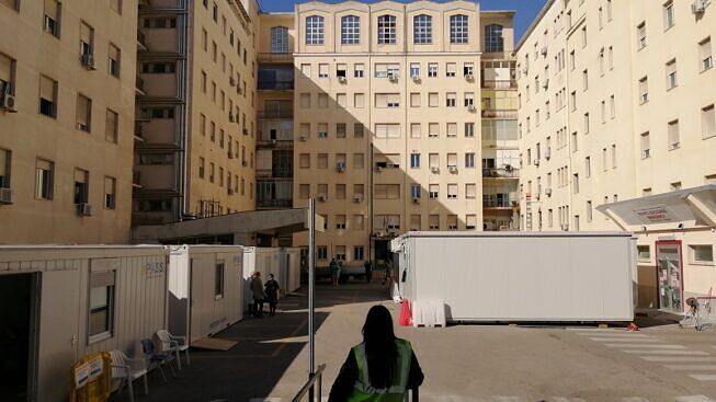 Dramma all’ospedale di Sassari, donna precipita dal sesto piano e muore