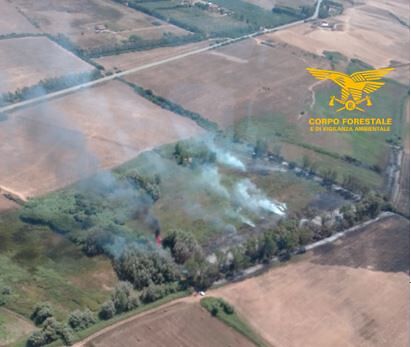 Gli incendi continuano a divorare la Sardegna: in fumo più di venti ettari