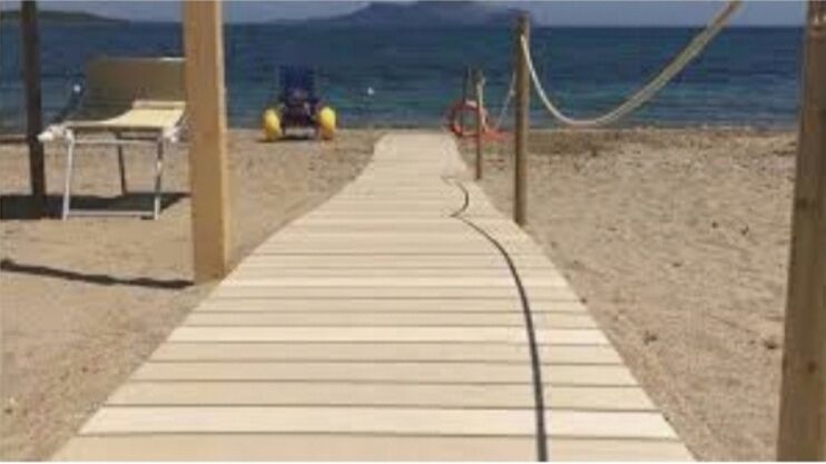 Spiagge per tutti a Pula: solarium, lettini e passerella per i diversamente abili