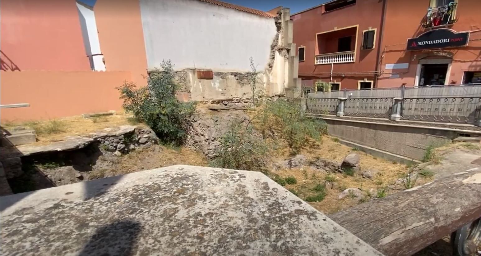 Sant’Antioco, “voragine” di Piazza De Gasperi: dopo quasi 30 anni di attesa arriva gara d’appalto per esecuzione lavori