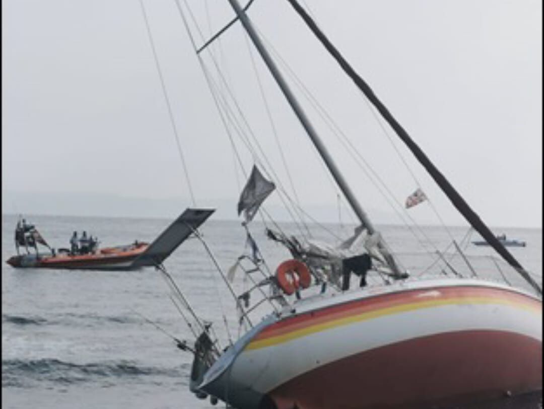 Barca a vela incagliata a Nora, in salvo 3 turisti francesi