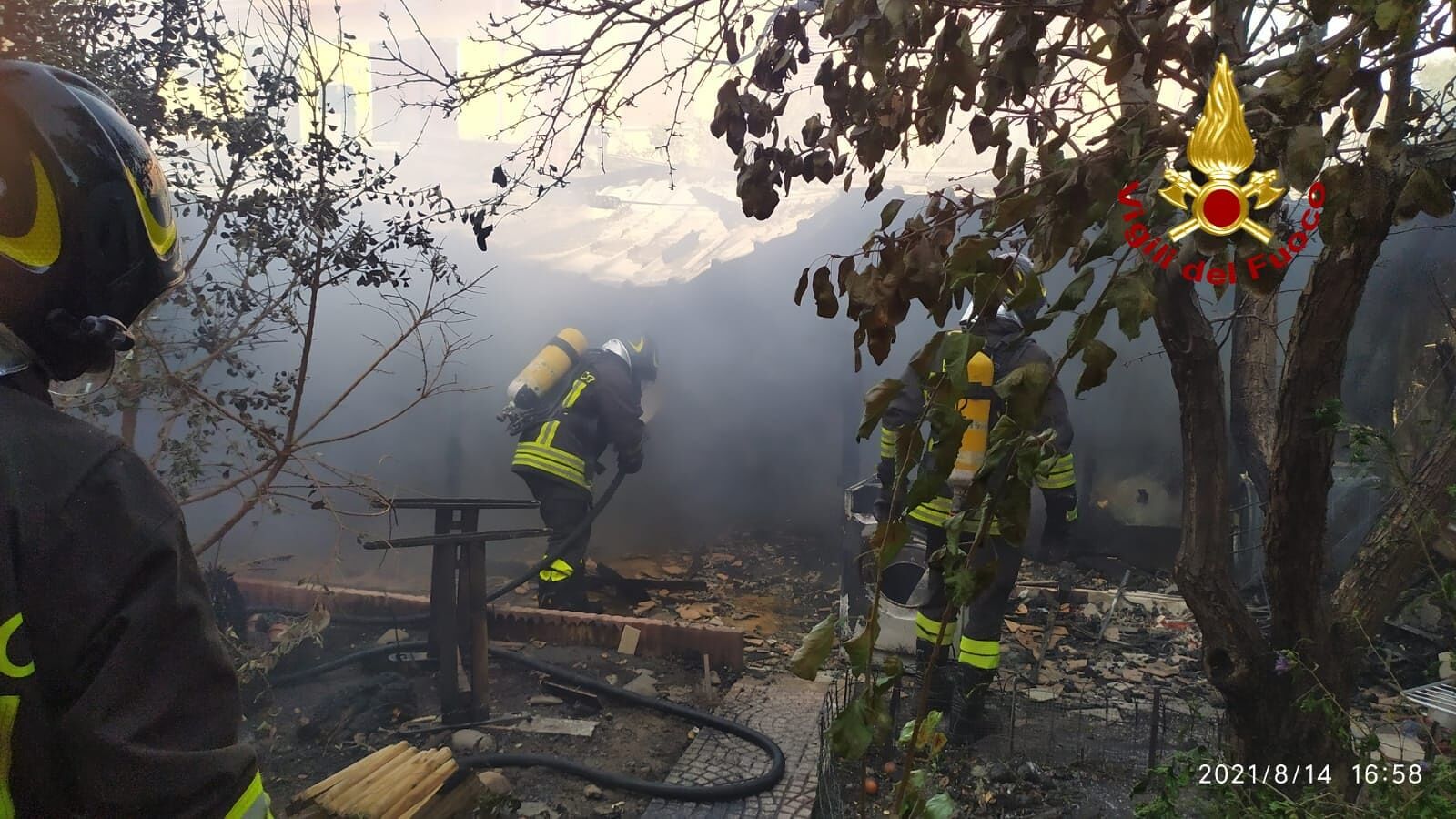 Incendio in una legnaia a Sanluri, tragedia sfiorata: c’erano due bombole di gas