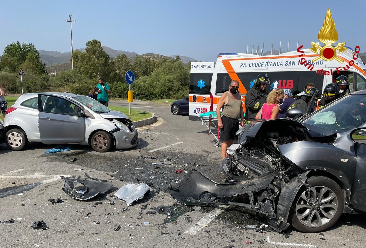 Pauroso schianto sulla Ss 125, tre auto distrutte: due feriti portati all’ospedale