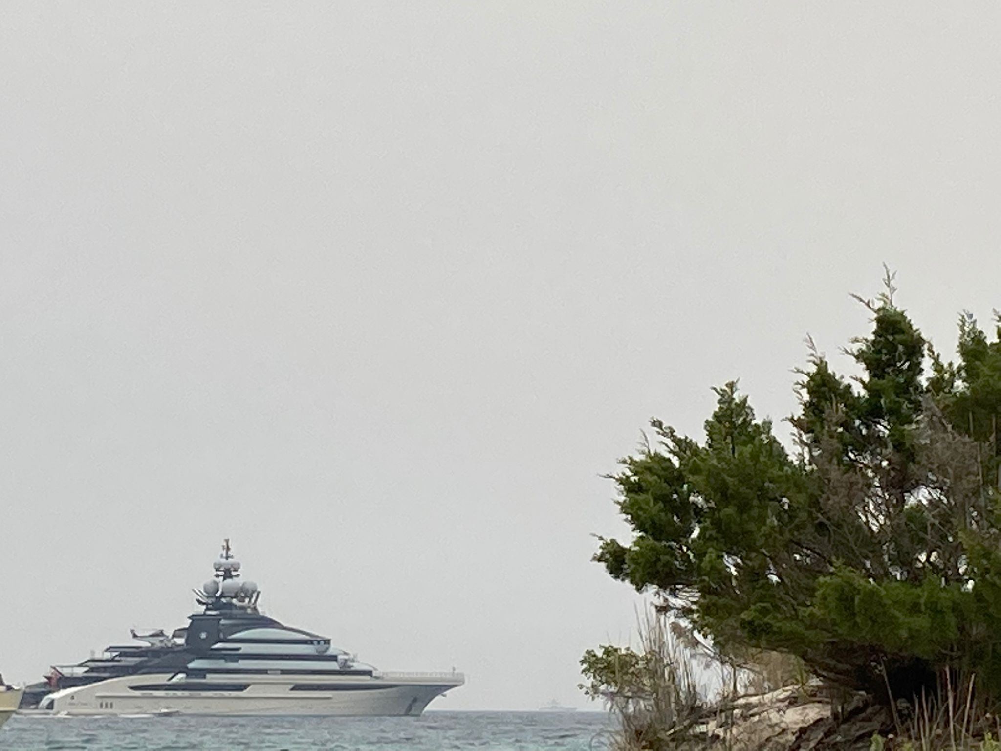 Le vacanze sarde del miliardario russo proseguono, il super yacht avvistato a Santa Teresa