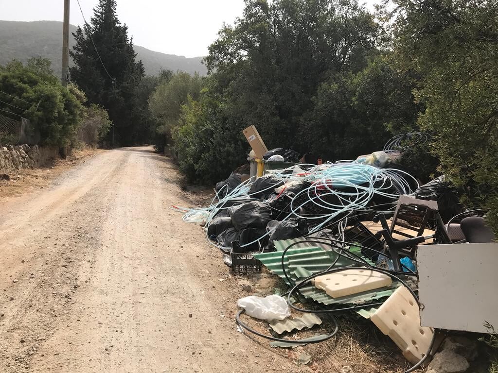 Sinnai, odissea al Villaggio delle Mimose: “Sommersi dai rifiuti perchè non li ritirano nelle vie strette”