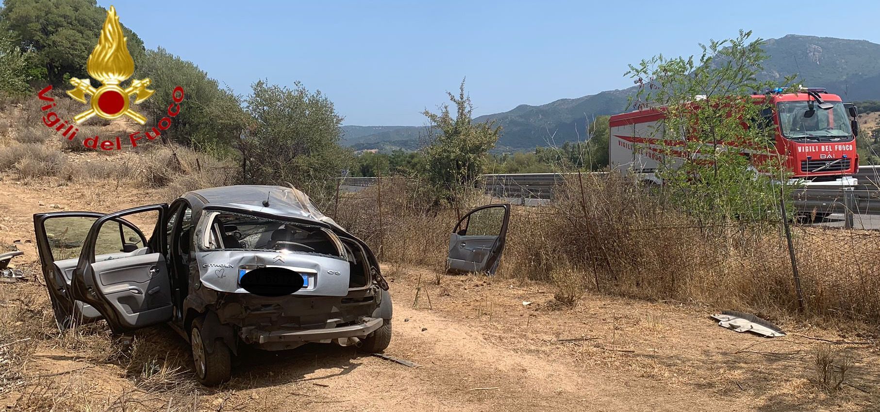 Pauroso incidente sulla Ss 131, donna vola con l’auto e finisce in uno sterrato: estratta dalle lamiere