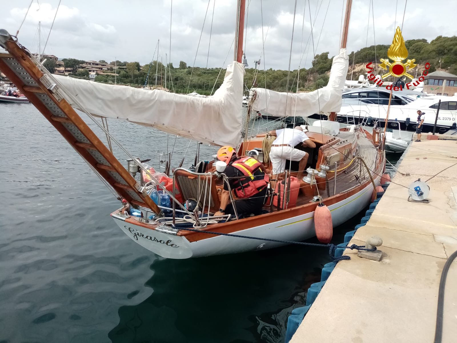 La barca di una coppia di liguri rischia di affondare, salvataggio in extremis a San Teodoro