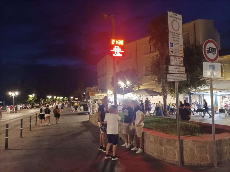 Taxista ubriaco provoca un incidente e non si ferma ad Alghero: salvato all’ultimo dal linciaggio