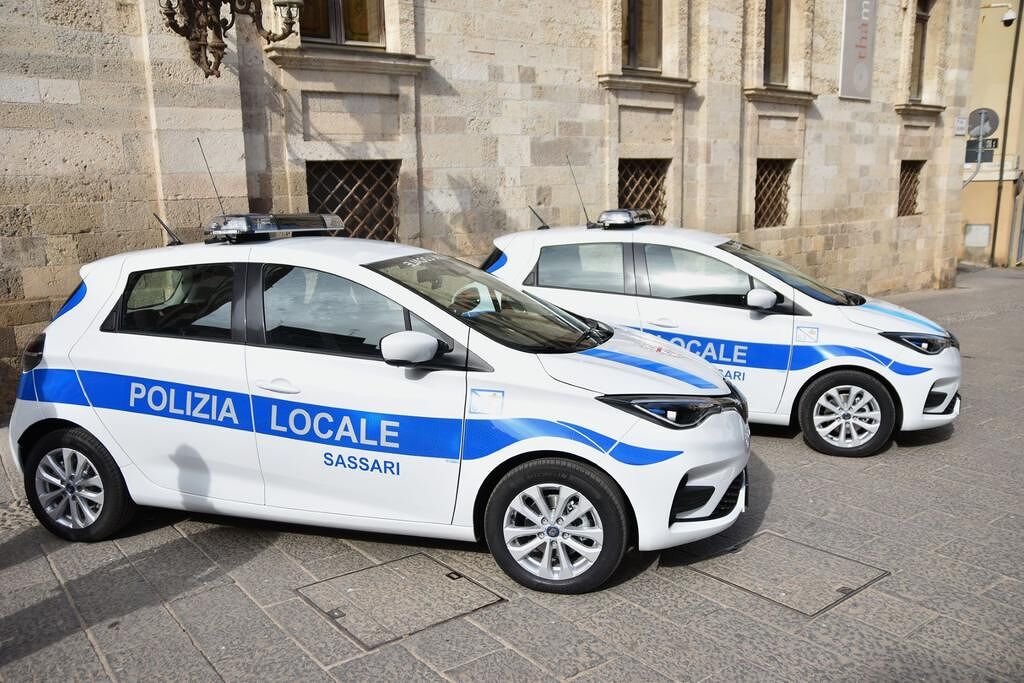 Svolta green nel Sassarese, 30 auto elettriche consegnate ai comuni della rete metropolitana
